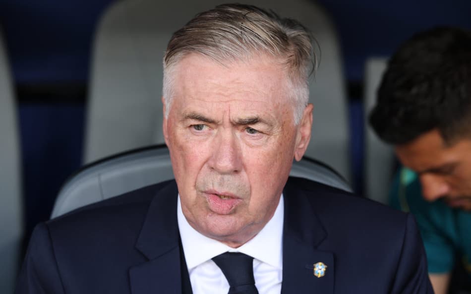 Ancelotti, concentrado, no banco de reservas em Brasil x Marrocos pela Copa do Mundo (Foto: DARRIAN TRAYNOR / GETTY IMAGES)