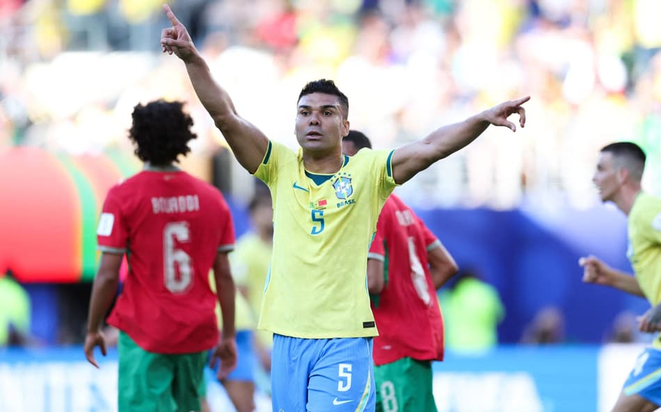Casemiro, camisa 5 do Brasil, reage durante a partida do Grupo C da Copa do Mundo da FIFA 2026 entre Brasil e Marrocos, no New York New Jersey Stadium (Foto: Kevin C. Cox/Getty Images/AFP)