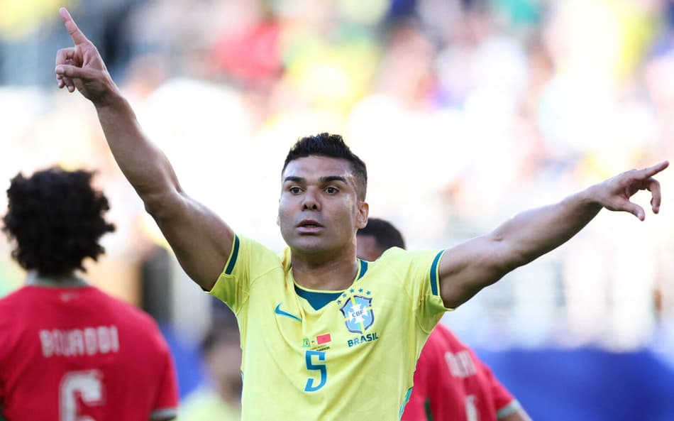 Casemiro, camisa 5 do Brasil, reage durante a partida do Grupo C da Copa do Mundo da FIFA 2026 entre Brasil e Marrocos, no New York New Jersey Stadium (Foto: Kevin C. Cox/Getty Images/AFP)