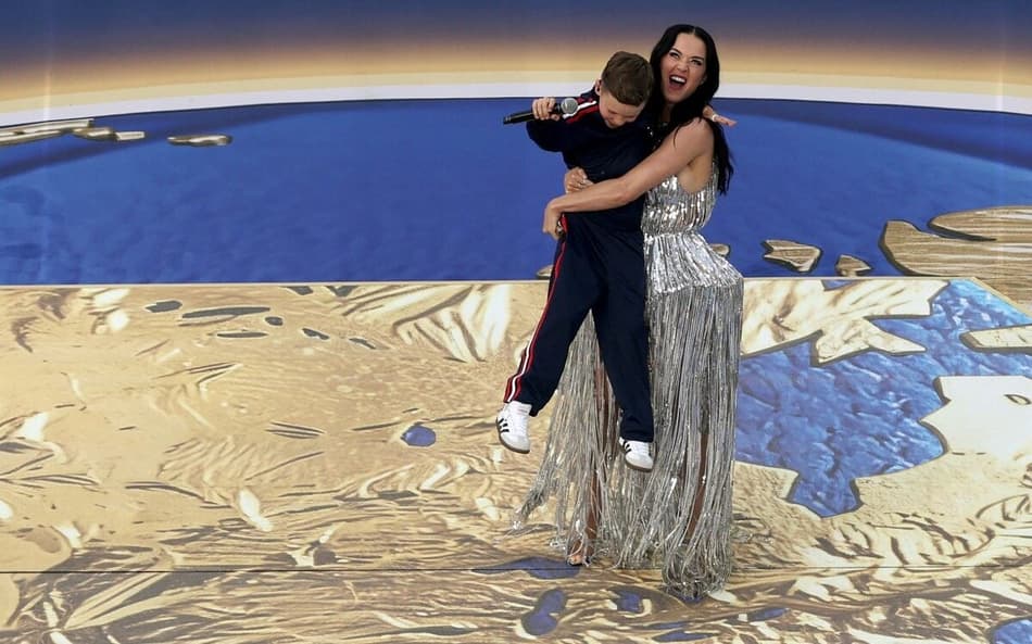 Katy Perry e criança de 10 anos durante apresentação da abertura da Copa do Mundo. (Foto: Valerie MACON / AFP)