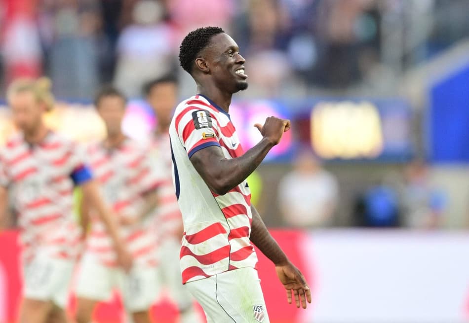 O atacante americano Folarin Balogun comemora o segundo gol contra o Paraguai na Copa do Mundo (Foto: Frederic J. Bwon / AFP)