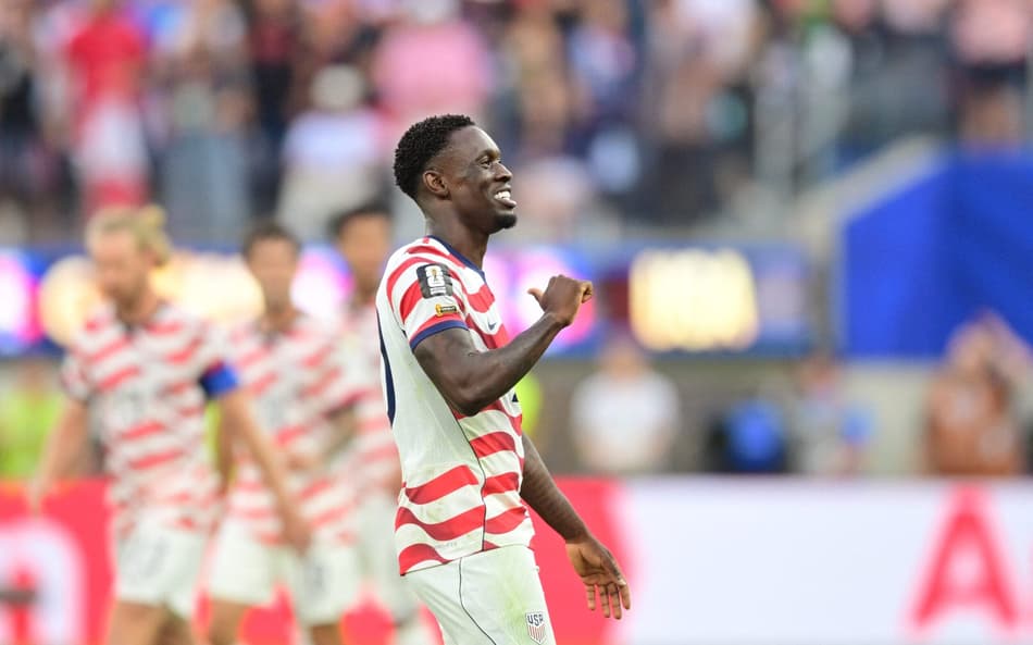 O atacante americano Folarin Balogun comemora o segundo gol contra o Paraguai na Copa do Mundo (Foto: Frederic J. Bwon / AFP)