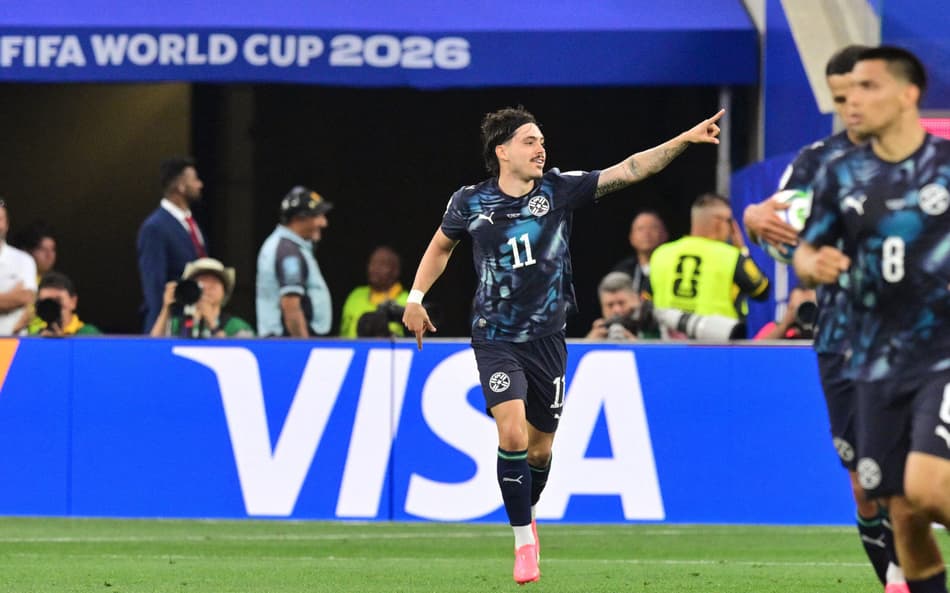 Maurício comemora o gol do Paraguai na derrota para os EUA, na Copa do Mundo