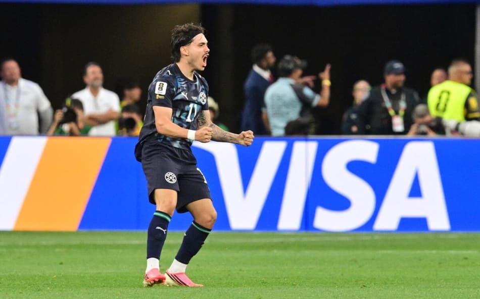 Maurício comemora o gol do Paraguai na derrota para os EUA, na Copa do Mundo (Foto: Frederic J. BROWN / AFP)