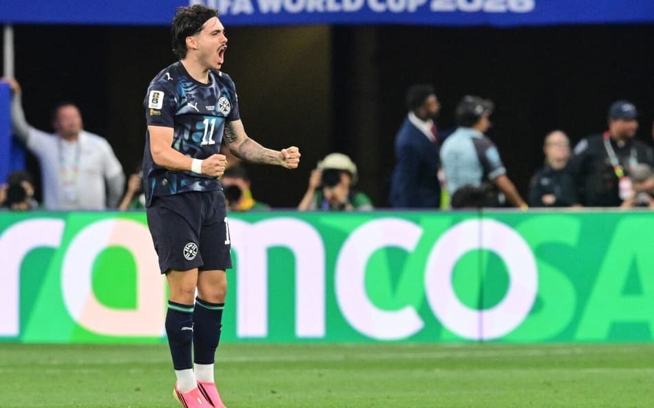 Maurício comemora o gol do Paraguai na derrota para os EUA, na Copa do Mundo