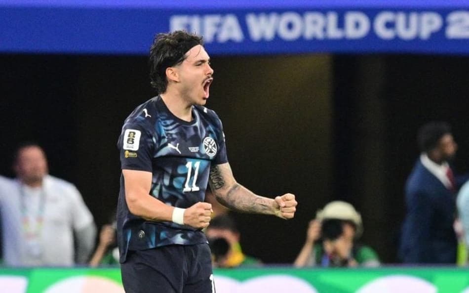Maurício comemora o gol do Paraguai na derrota para os EUA, na Copa do Mundo