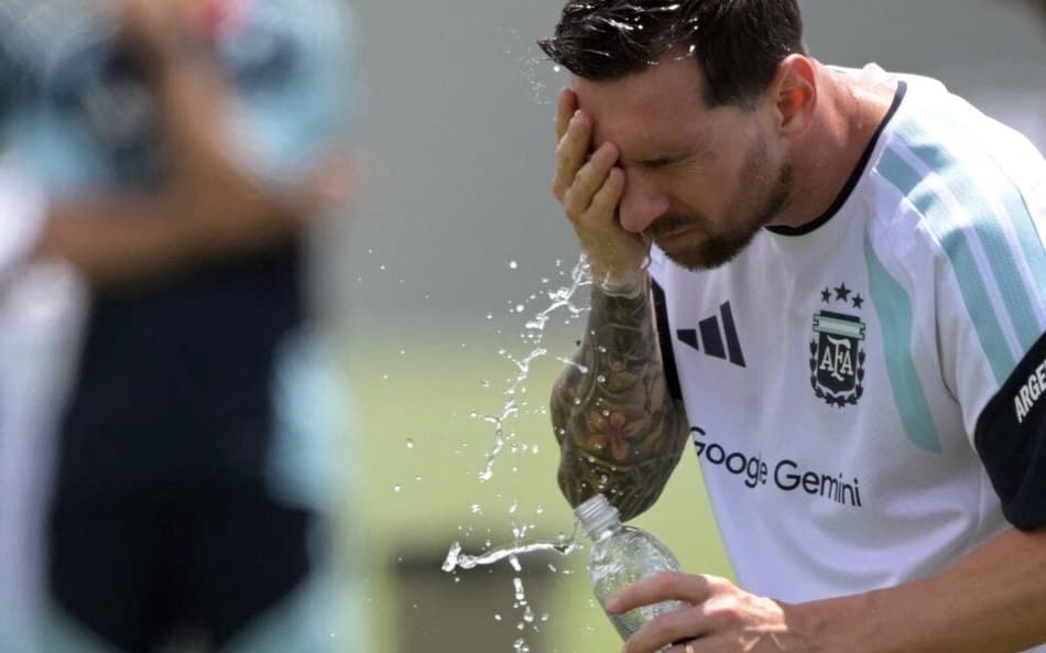 Lionel Messi se refresca antes do temporal em Kansas City neste sábado