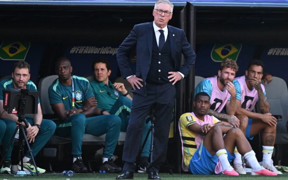 Torcedores se revoltam com decisão de Ancelotti em Brasil x Marrocos. (Foto: Jewel SAMAD / AFP)
