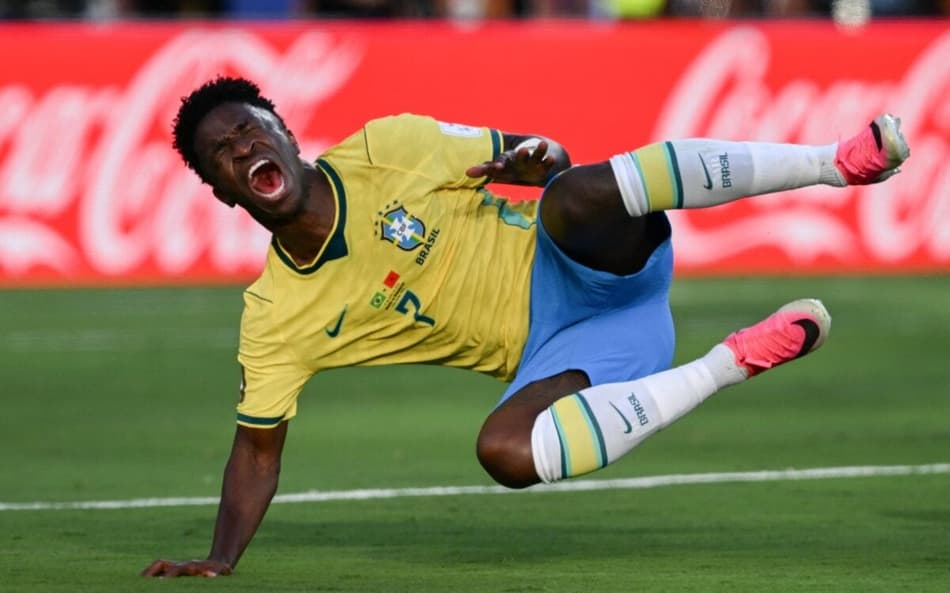 Vini Jr. é derrubado no empate entre Brasil e Marrocos na estreia da Copa do Mundo (Foto: Jewel SAMAD / AFP)