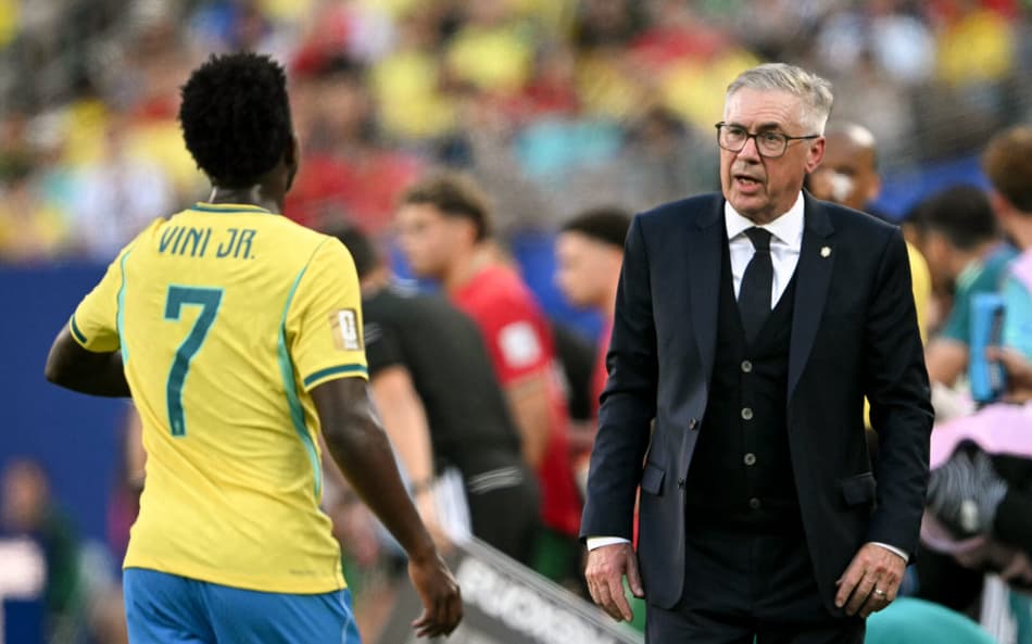 Ancelotti e Vini Jr na partida entre Brasil e Marrocos (Foto: MAURO PIMENTEL / AFP)