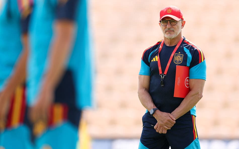 Luis de la Fuente é o técnico da Espanha (Foto: Florencia Tan Jun/ Getty Images/Via AFP)