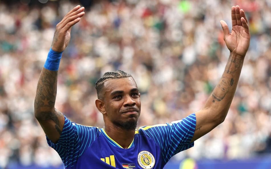 Juninho Bacuna, camisa 7 de Curaçao, aplaude a torcida após a goleada por 7 a 1 para a Alemanha (Foto: Molly Darlington/Getty Images/AFP)