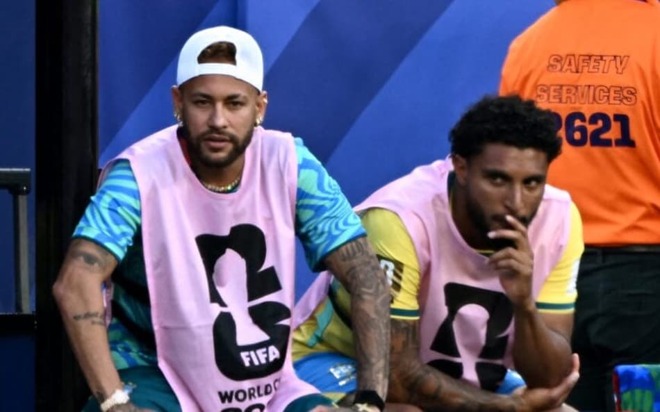 Neymar acompanhou a partida entre Brasil e Marrocos do banco de reservas