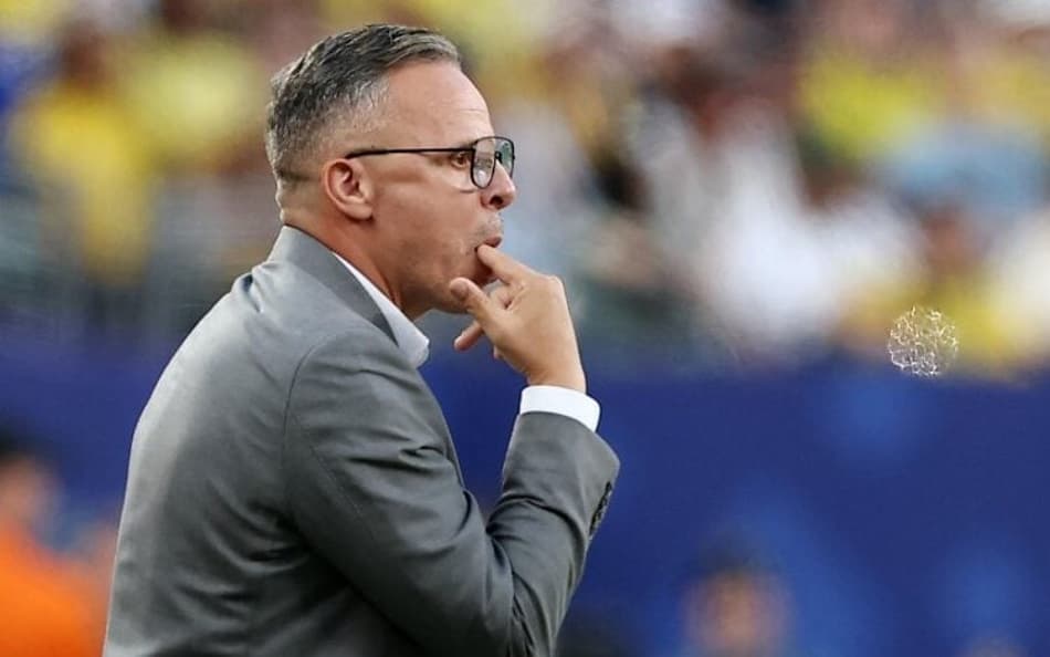 O técnico do Marrocos, Mohamed Ouahbi, orienta a equipe no empate com o Brasil (Foto: CHARLY TRIBALLEAU / AFP)