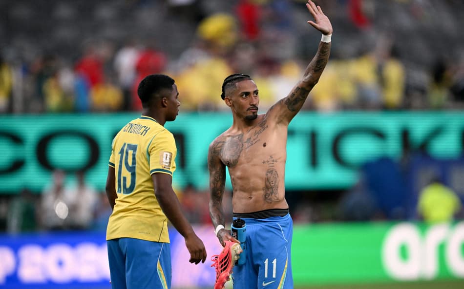 Raphinha sem camisa acena para torcida, e Endrick em frente de camisa do Brasil