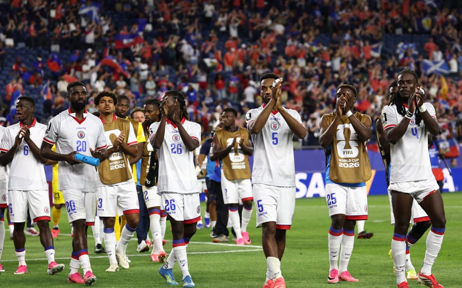 Jogadores do Haiti acenam para a torcida após a derrota para a Escócia na partida do Grupo C da Copa do Mundo de 2026 (Foto: FRANCK FIFE / AFP).