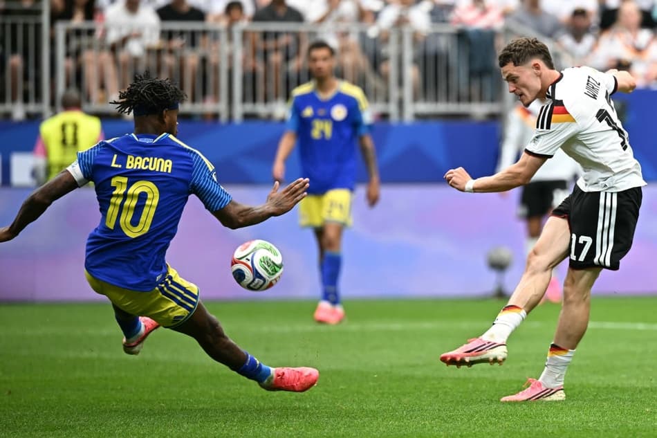 Leandro Bacuna, de Curaçao, tenta bloquear o chute do meia alemão Florian Wirtz na goleada por 7 a 1, em Houston (Foto: Paul ELLIS / AFP)