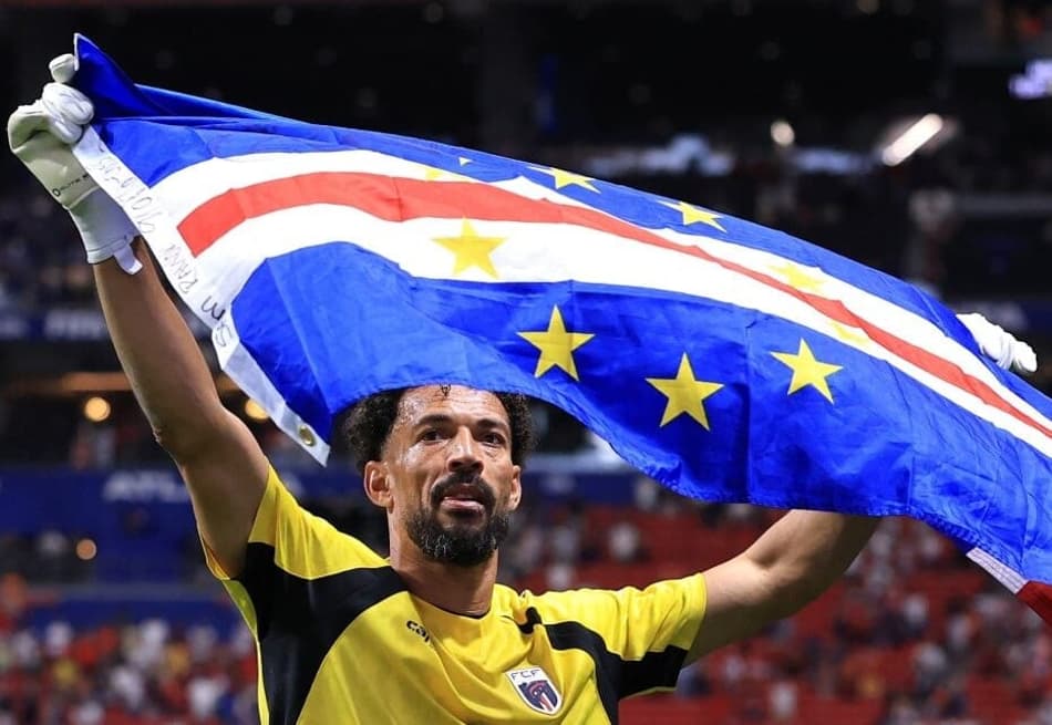 O goleiro Vozinha, de Cabo Verde celebra o empate contra a Espanha em Atlanta (Foto: Buda Mendes/Getty Images/AFP