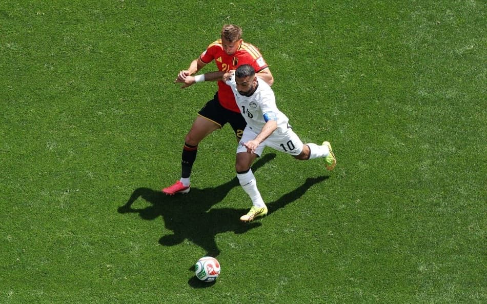 Mohamed Salah recebe a marcação do belga Castagne no empate em Seattle
