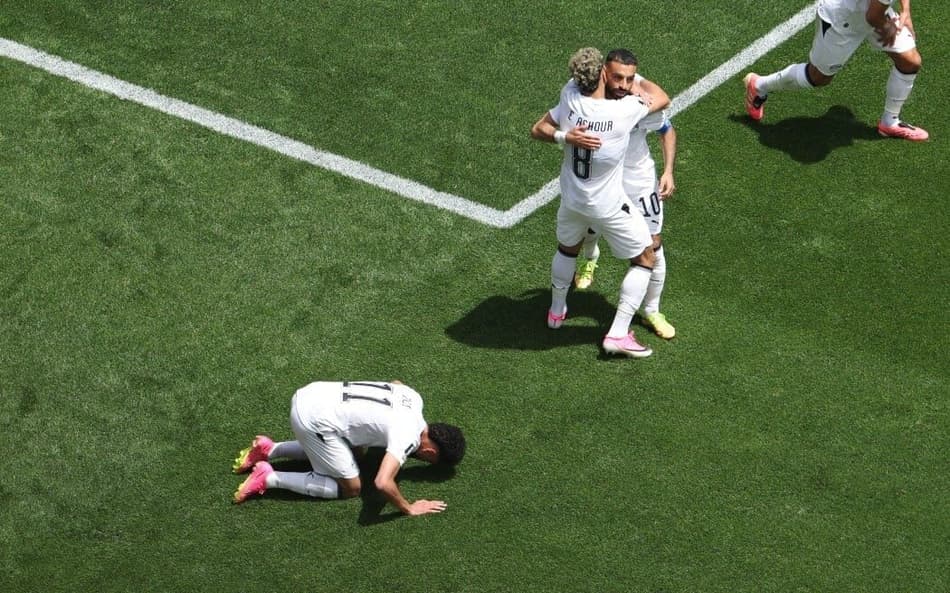 Emam Ashour (8) abraça Salah após a assistência no empate do Egito com a Bélgica (Foto: Emilee Chinn/Getty Images/AFP )