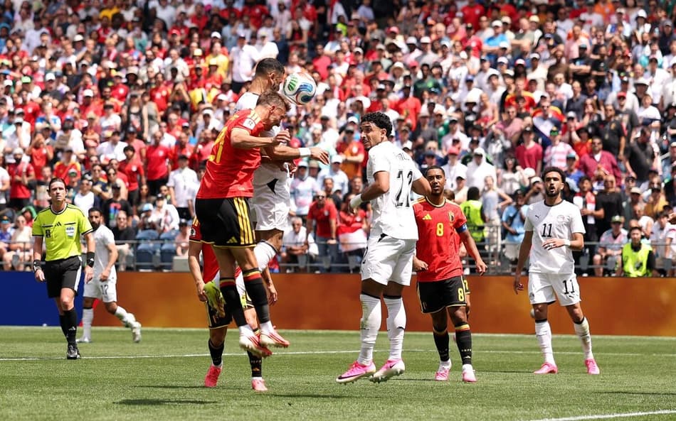 Salah disputa a bola no alto com o belga Castagne no empate em Seattle (Foto: Fran Santiago / GETTY IMAGES NORTH AMERICA / Getty Images via AFP)