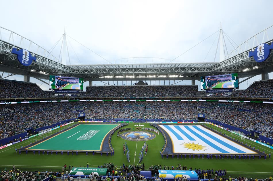 Bandeiras da Arábia Saudita e Uruguai no jogo da Copa do Mundo (Foto: Molly Darlington/Getty Images/AFP)