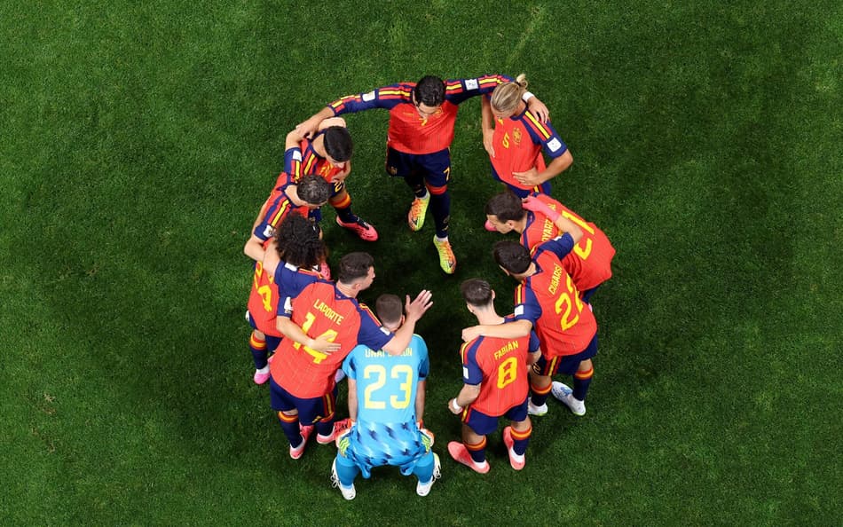 Fifa define arbitragem brasileira para confronto entre Espanha e Arábia Saudita