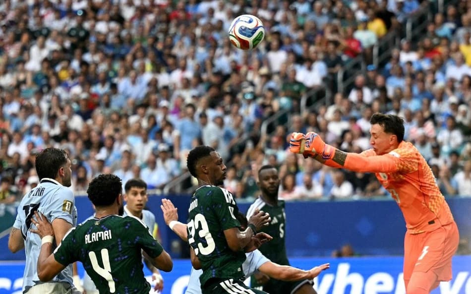 Muslera em ação durante Arábia Saudita e Uruguai. (Foto: CHANDAN KHANNA / AFP)