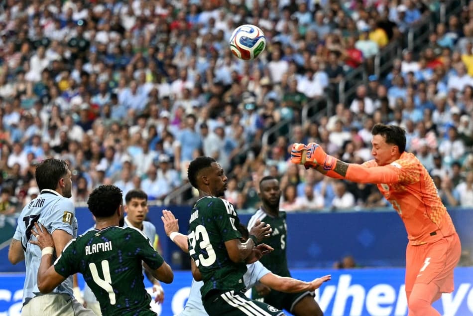 Muslera em ação durante Arábia Saudita e Uruguai. (Foto: CHANDAN KHANNA / AFP)