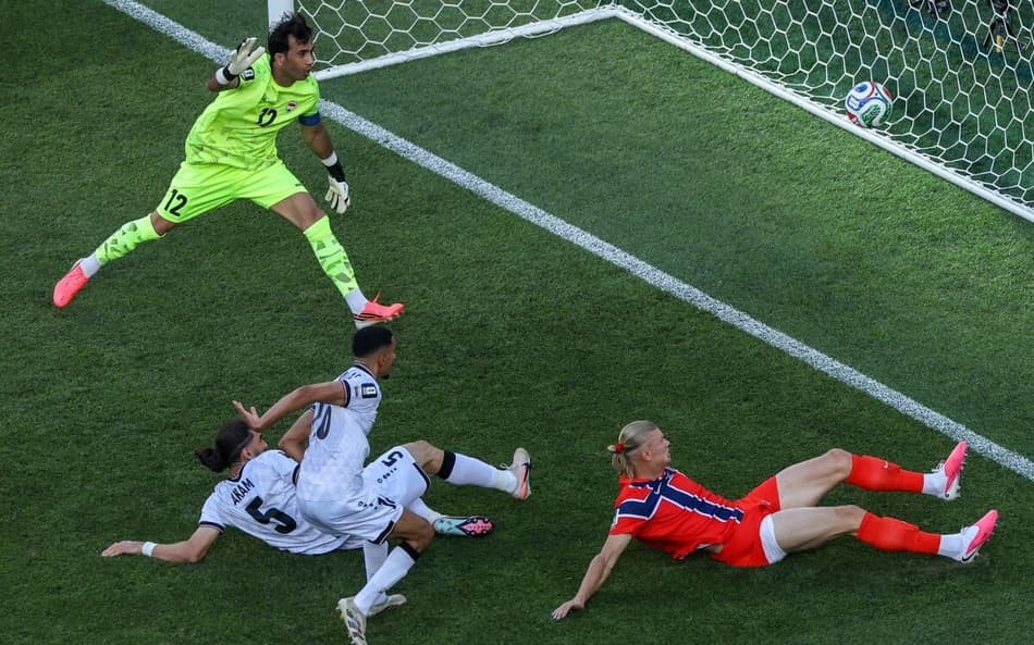 Erling Haaland se estica para fazer seu primeiro gol contra o Iraque na Copa do Mundo (Foto: Buda Mendes/Getty Images/AFP