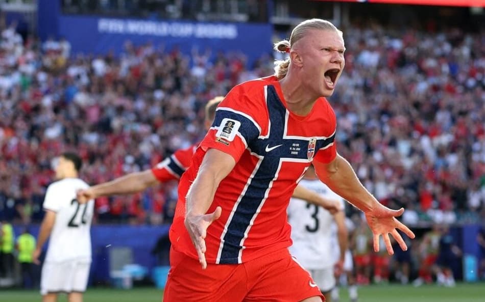 A emoção de Erling Haaland ao abrir o placar para a Noruega contra o Iraque na Copa (Foto: Justin Setterfield/Getty Images/AFP)
