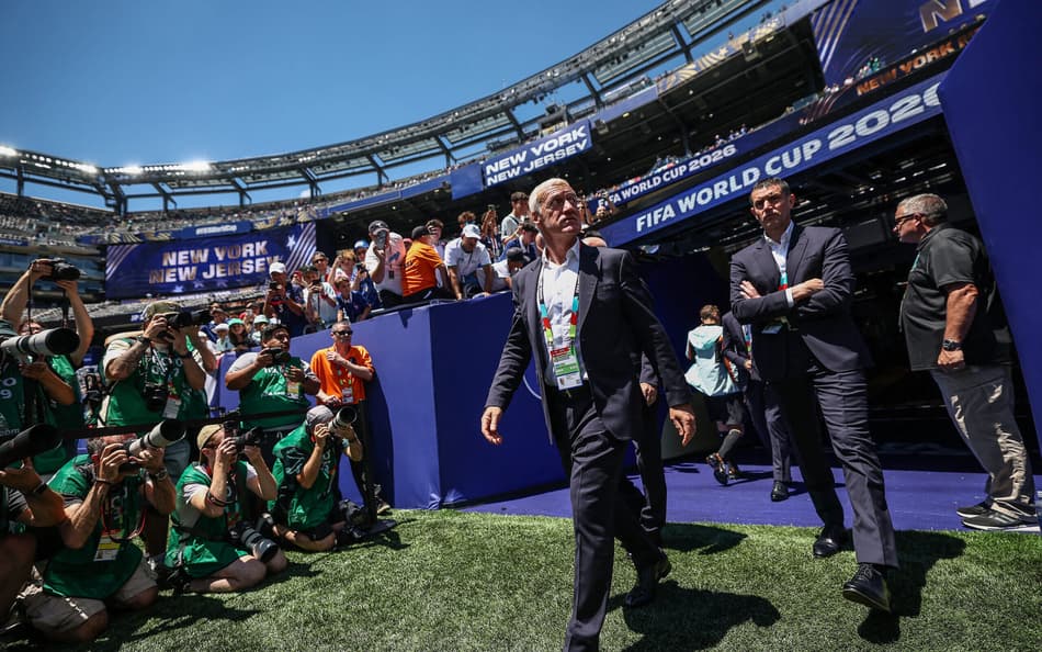 Deschamps, técnico da França, no MetLife Stadium, palco da final da Copa do Mundo (Foto: FRANCK FIFE / AFP)
