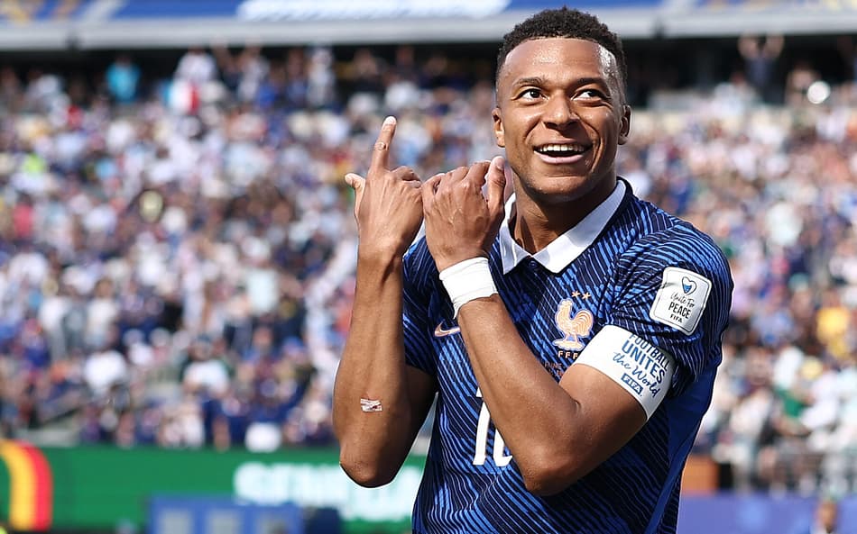 Kylian Mbappé marcou dois gols contra Senegal na estreia da França na Copa do Mundo