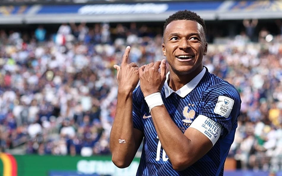 Kylian Mbappé comemora gol que abriu o placar para a França contra Senegal (Foto: CHARLY TRIBALLEAU / AFP)