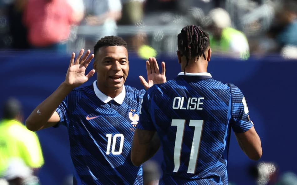 Mbappé comemora gol pela França com Olise (Foto: FRANCK FIFE / AFP)