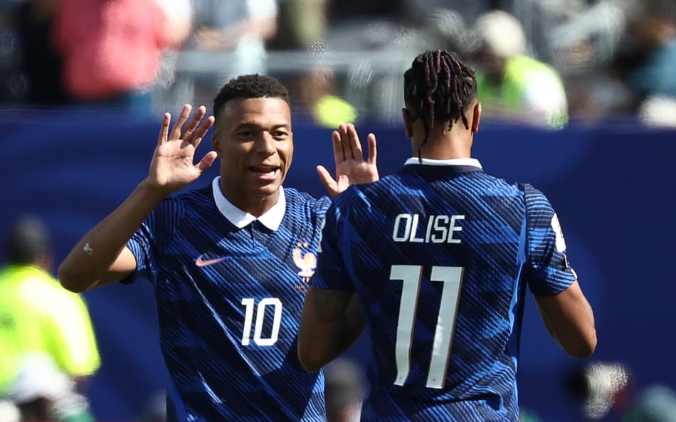 Mbappé comemora gol pela França com Olise (Foto: FRANCK FIFE / AFP)