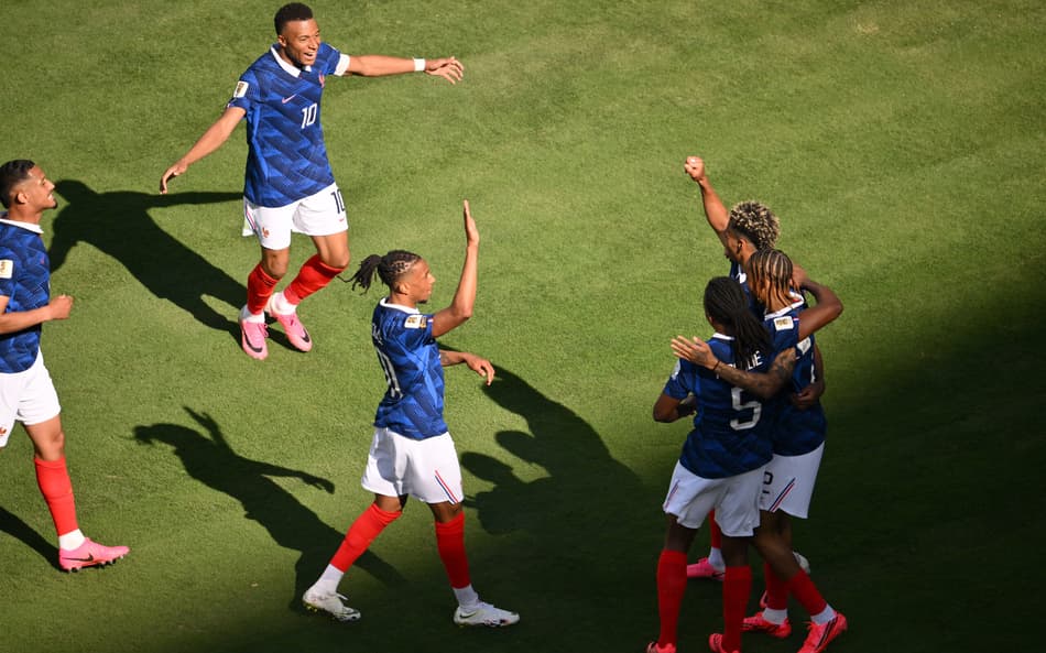 Jogadores da França comemoram gol de Barcola na Copa do Mundo (Foto: Angela WEISS / AFP)