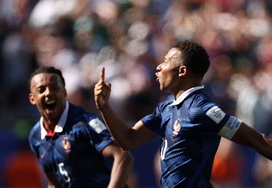 A emoção de Kylian Mbappe ao marcar seu 14º gol em Copas (Foto: CHARLY TRIBALLEAU / AFP)