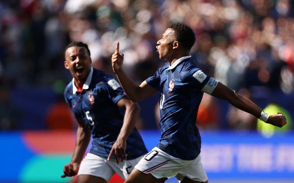 A emoção de Kylian Mbappe ao marcar seu 14º gol em Copas (Foto: CHARLY TRIBALLEAU / AFP)