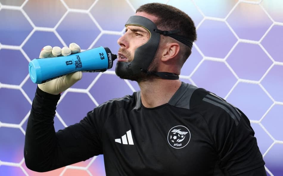 Luca Zidane usa máscara na estreia na Copa, contra a Argentina (Foto: Wilson/Getty Images/AFP )