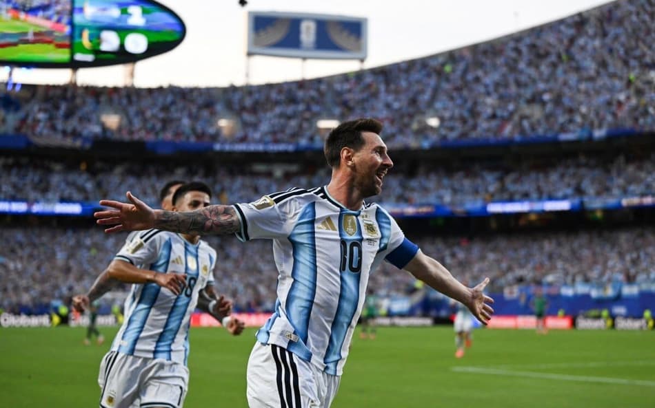 Lionel Messi celebra seu 14º gol em Copas (Foto: ROBERTO SCHMIDT / AFP)