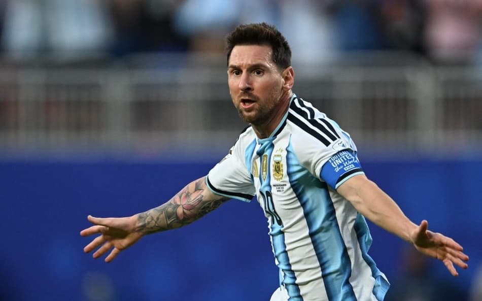Lionel Messi comemora o primeiro gol da Argentina na Copa (Foto: JUAN MABROMATA / AFP)