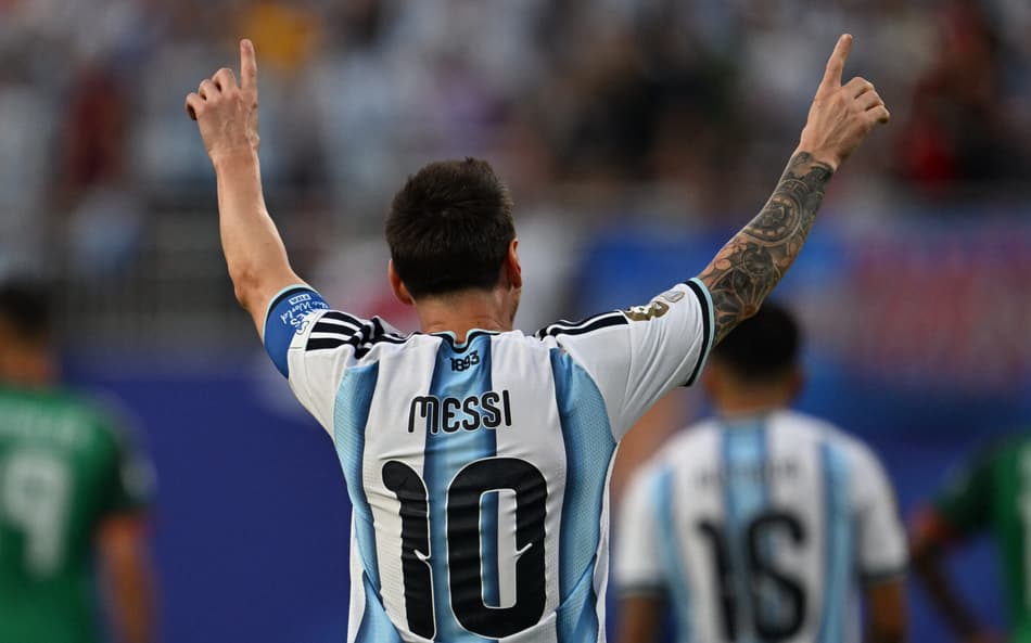 Messi comemora gol em Argentina x Argélia