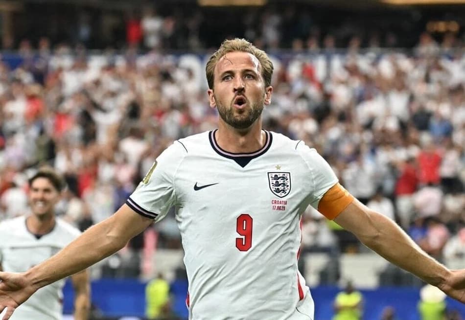 Harry Kane comemora seu segundo gol na vitória da Inglaterra sobre a Croácia (Foto: by Paul ELLIS / AFP)