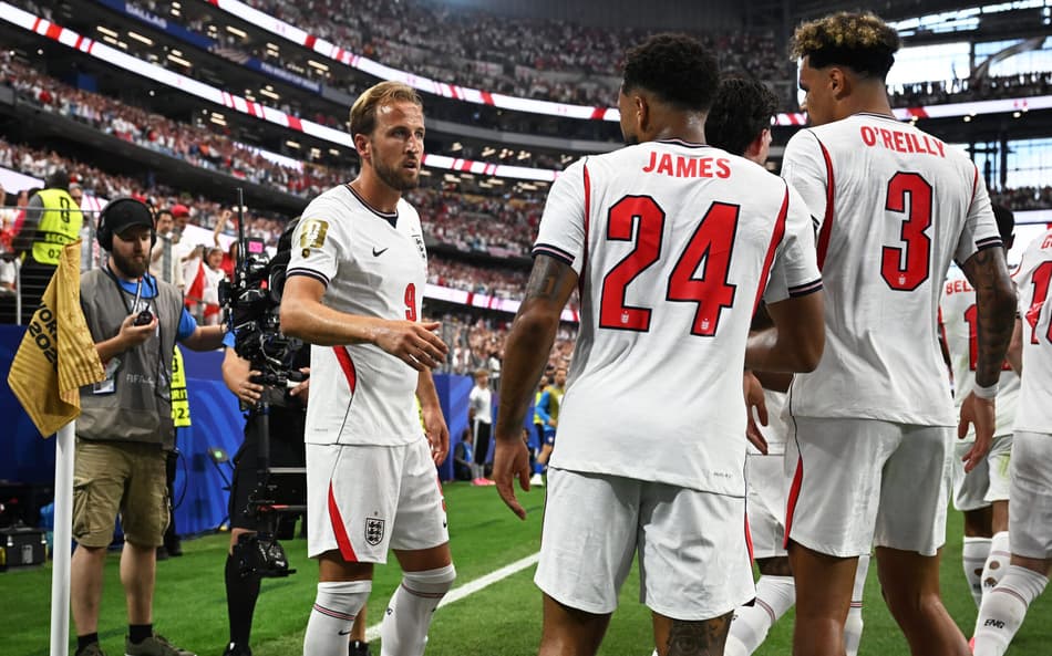 Harry Kane comemora seu segundo gol na vitória da Inglaterra sobre a Croácia (Foto: Paul ELLIS / AFP)