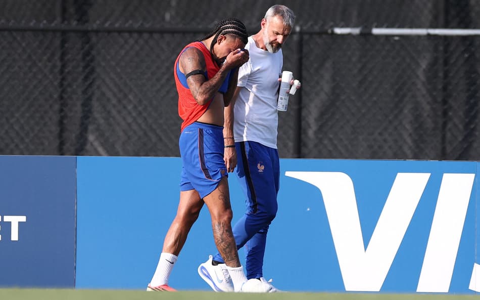 Malo Gusto saiu machucado do jogo-treino da França (Foto: FRANCK FIFE / AFP)