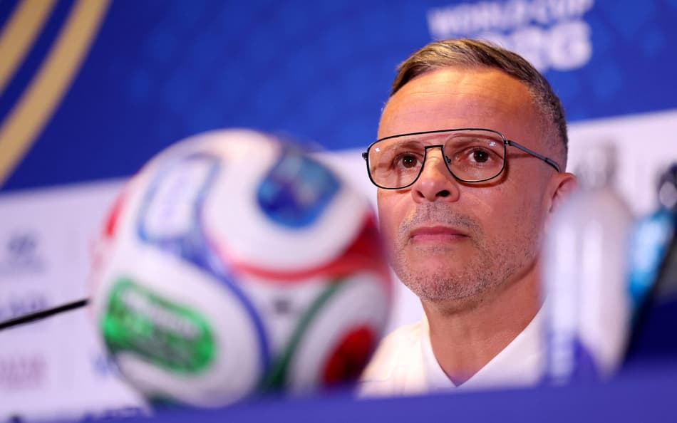 Mohamed Ouahbi, técnico da seleção marroquina, durante entrevista coletiva pré-jogo contra a Escócia