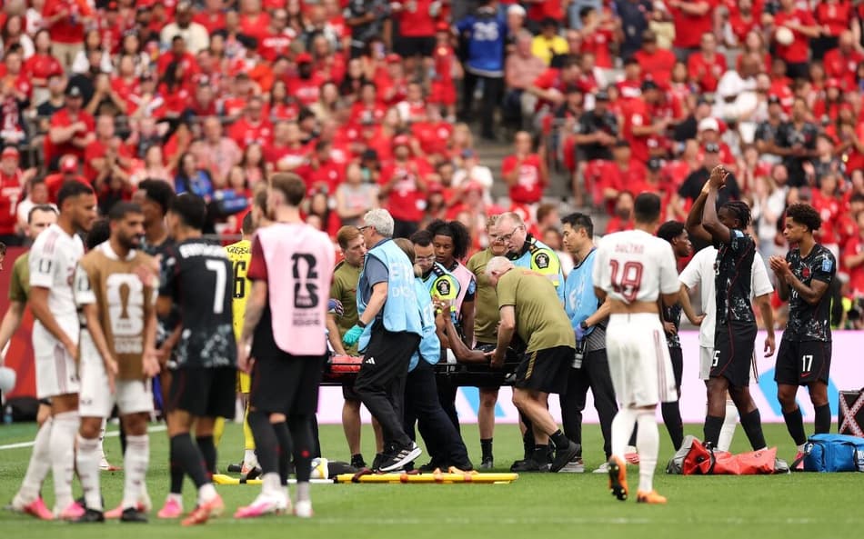Volante da seleção canadense sofre lesão forte na partida entre Canadá x Catar. (Foto: Fran Santiago / GETTY IMAGES NORTH AMERICA / Getty Images via AFP)