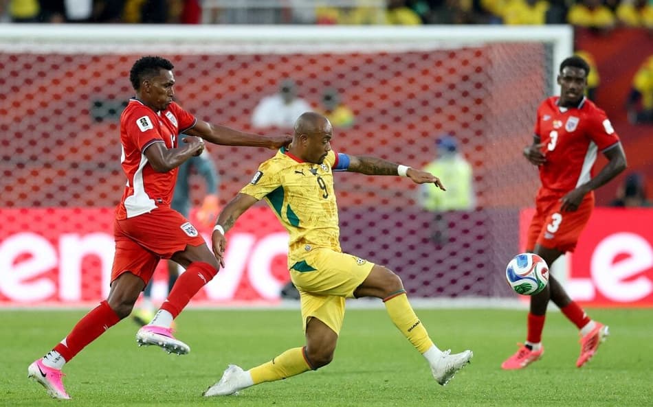 O zagueiro panamenho Jiovany Ramos e o ganês Jordan Ayew fight disputa a bola na estreia na Copa do Mundo (Foto: Cole Burston / AFP)