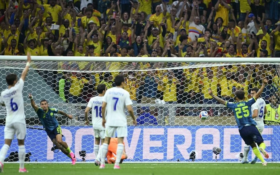 Luis Díaz marcou o gol da vitória em Uzbequistão x Colômbia. (Foto: Yuri CORTEZ / AFP)